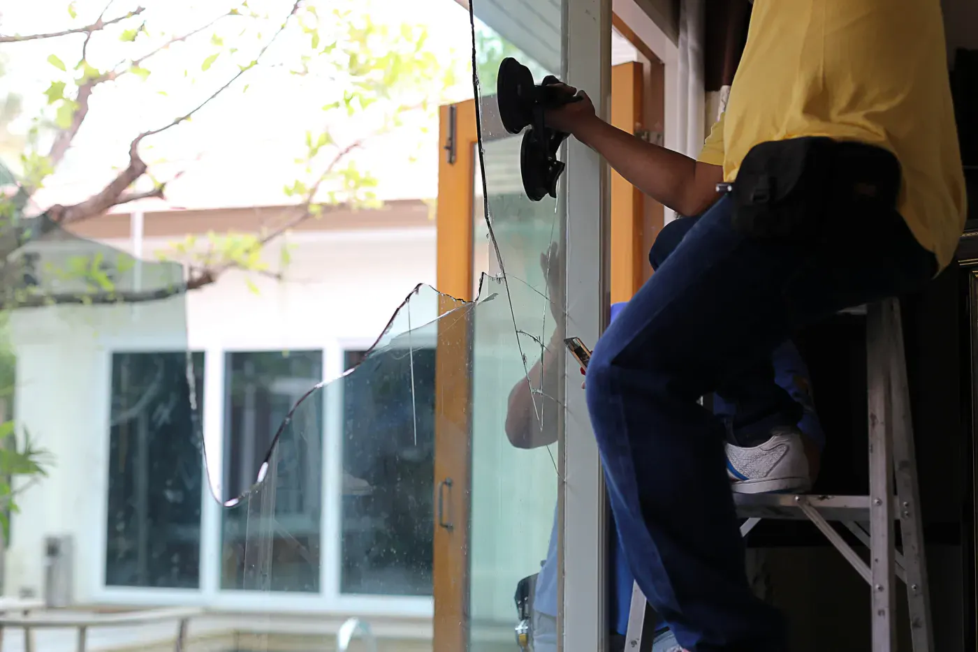 Vitrier de l'équipe ajustant un panneau de verre de vitrine à Saint-Maur-des-Fossés